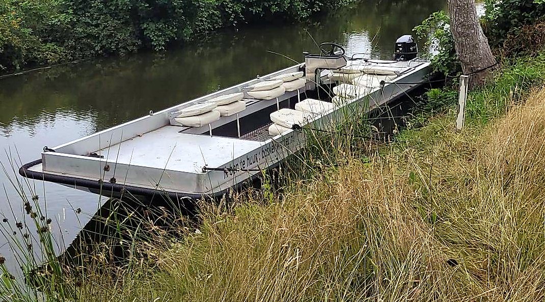 Aluminium loungeboot aan de oever van de Luts