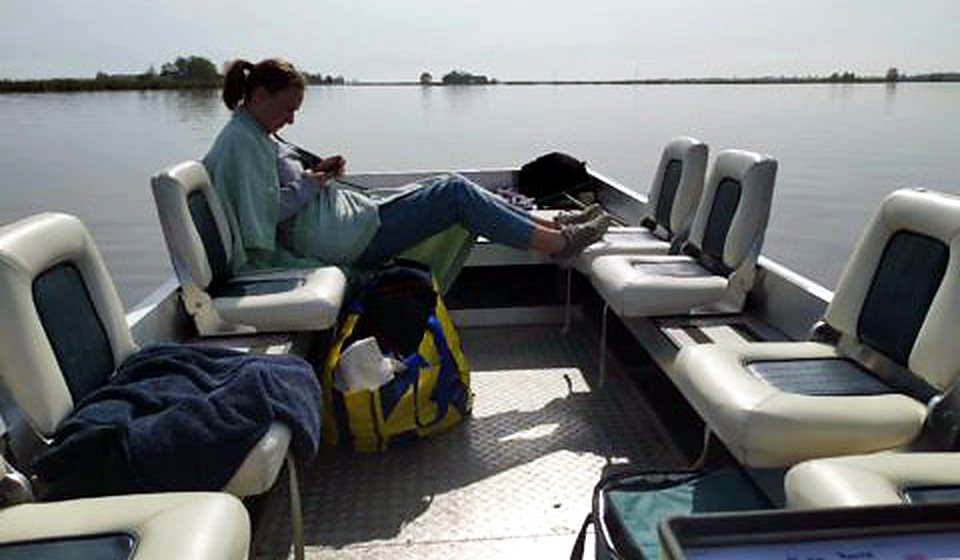 Gast aan boord van de loungeboot op het meer